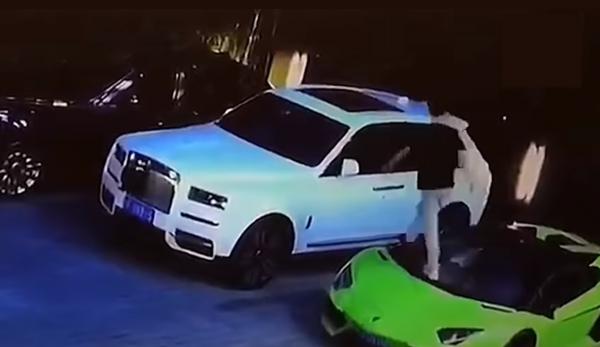 شاب مخمور يقوم بتكسير 4 سيارات فارهة (فيديو)